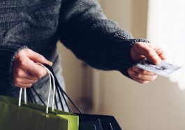pessoa indo passar o cartão