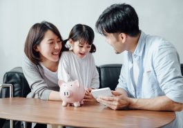 familia aprendendo a economizar