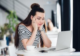 jovem olhando para o computador