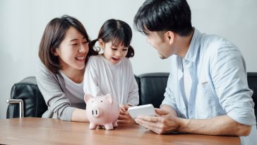 pais ensinando a criança sobre finança