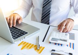 homem de negócios calculando seus investimentos
