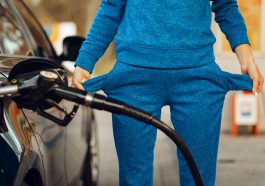 mulher abastecendo gasolina e mostrando os dois bolsos vazios