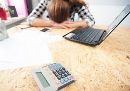 mulher decepcionada com as finanças