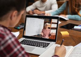 homem estudando em uma vídeo aula no computador