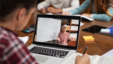 homem estudando em uma vídeo aula no computador