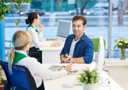 cliente conversa com seu gerente no banco