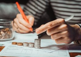 mão de mulher empilheiramendo moedas e fazendo contas