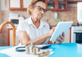mulher idosa verificando seus investimentos para a aposentadoria