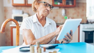 mulher idosa verificando seus investimentos para a aposentadoria