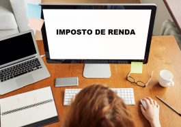 mulher mexendo no computador escrito imposto de renda
