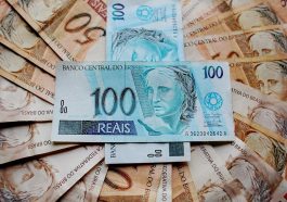 notas de cem e cinquenta reais espalhadas