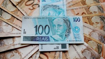 notas de cem e cinquenta reais espalhadas