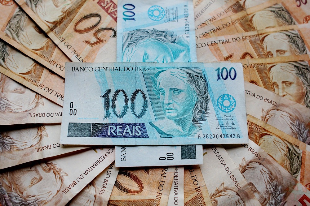 notas de cem e cinquenta reais espalhadas