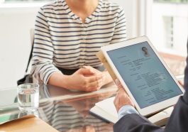 entrevista de emprego onde o recrutador está avaliando o currículo