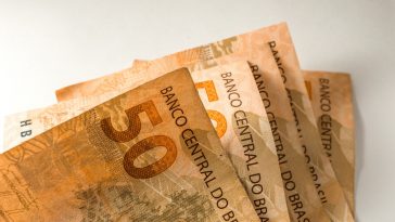 moeda Brasil Notas de dinheiro reais, um monte de notas de 50 reais