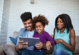 família afrodescendente mexendo no tablet