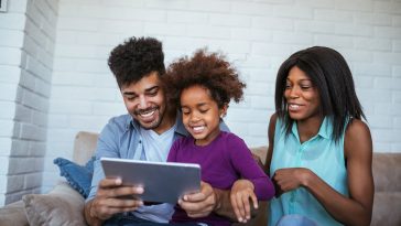 família afrodescendente mexendo no tablet