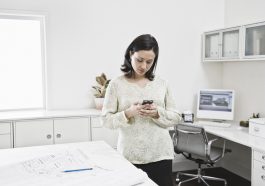 Mulher hispânica trabalhando no telefone celular