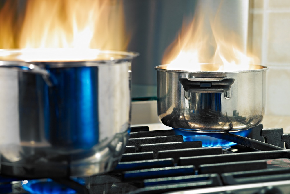 duas panelas no fogo com gás de cozinha