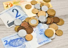 notas de dinheiro e moedas simbolizando o valor do auxílio gás
