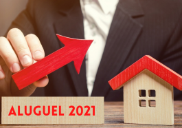 placa de madeira crescente em direção a uma casa de madeira simbolizando o aumento no valor do aluguel 2021