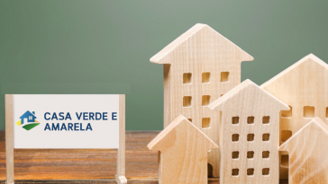 Um cartaz escrito programa casa verde e amarela e casas de madeira. Conceito de planejamento e financiamento imobiliário