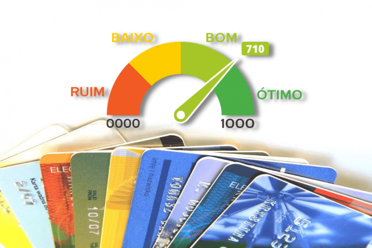 Um punhado de cartões ao fundo, com as pontuações de score de crédito por cima, no formato de velocímetro