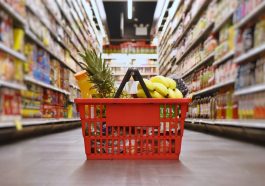 cesta básica com algumas frutas no chão de um supermercado, simbolizando o preço da cesta básica em BH