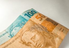 Moeda Brasil Brasil Notas em dinheiro real, uma nota de 50 reais e uma nota de 100 reais