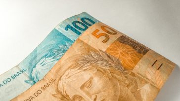 Moeda Brasil Brasil Notas em dinheiro real, uma nota de 50 reais e uma nota de 100 reais