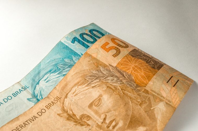 Moeda Brasil Brasil Notas em dinheiro real, uma nota de 50 reais e uma nota de 100 reais
