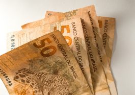 notas de cinquenta reais mostrando a possibilidade de ter dinheiro extra