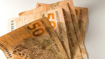 notas de cinquenta reais mostrando a possibilidade de ter dinheiro extra