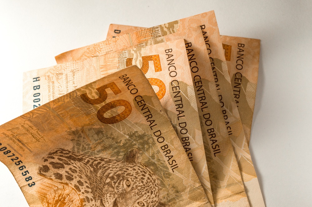notas de cinquenta reais mostrando a possibilidade de ter dinheiro extra