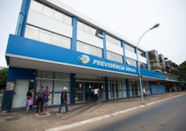 agência do INSS e pessoas na frente esperando a entrada
