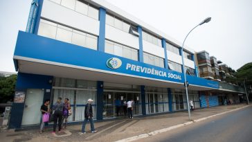 agência do INSS e pessoas na frente esperando a entrada