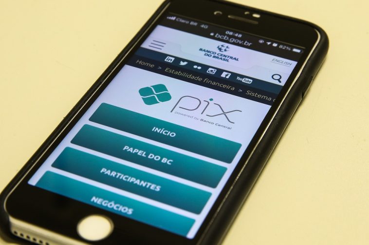 celular mostrando a tela inicial do PIX