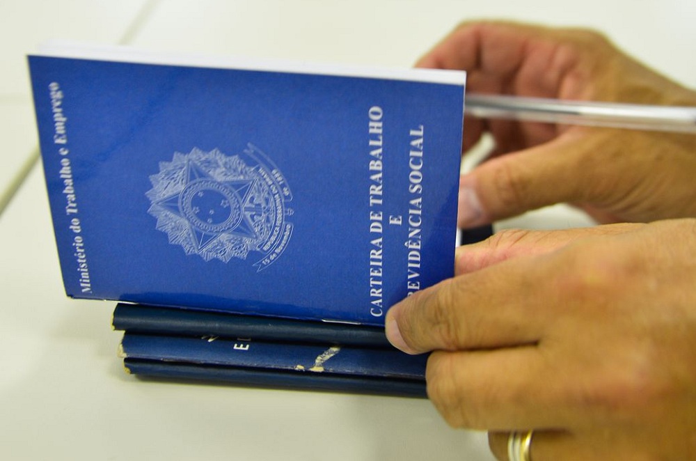 foto de uma mão abrindo a carteira de trabalho