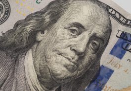 Closeup de dólares. O retrato de Benjamin Franklin na nova nota de cem dólares