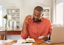 Homem preocupado com contas chamar o banco para entender o open banking o que é e como funciona