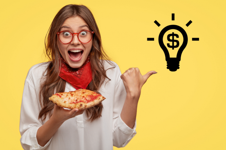 mulher degustando uma pizza apontando para um símbolo de lâmpada com um cifrão dentro simbolizando as formas de como economizar com o delivery