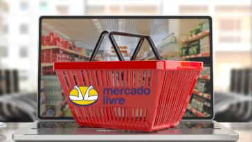 Cesta de compras de supermercado online aparecendo na tela do computador, com o logo do Mercado Livre, para simbolizar o cupom de desconto no Mercado Livre