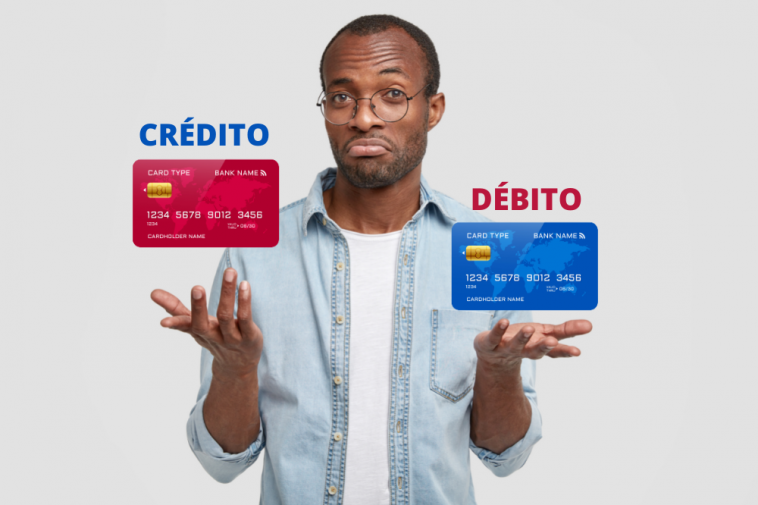 homem afrodescendente com expressão de dúvida e sob suas mãos dois cartões, simbolizando a escolha entre Cartão de crédito ou cartão de débito