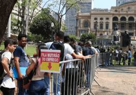 Fila de desempregados no Brasil