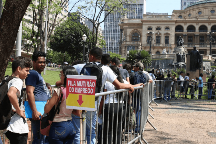 Fila de desempregados no Brasil