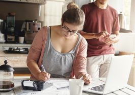 casal analisando as finanças para ver onde cortar gastos