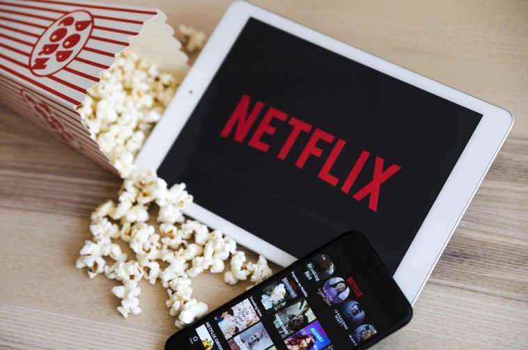 pipoca e um tablet e um celular apresentando a Netflix