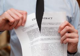 homem rasgando um contrato simbolizando como cancelar um empréstimo