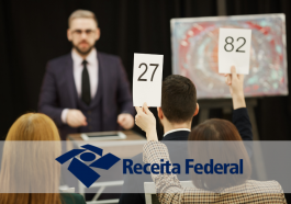 pessoas em um leilão presencial dando lances, simulando o Leilão da Receita Federal