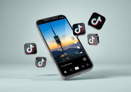 smartphone em fundo cinza mostrando a tela do aplicativo Tiktok, simbolizando como ganhar dinheiro no Tiktok